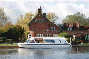 Swan Reflection, Richardson’s CruisersHickling & Stalham